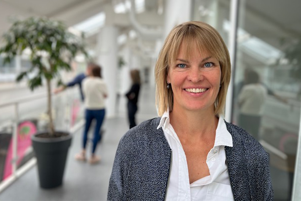 Blond kvinna som tittar in i kameran.