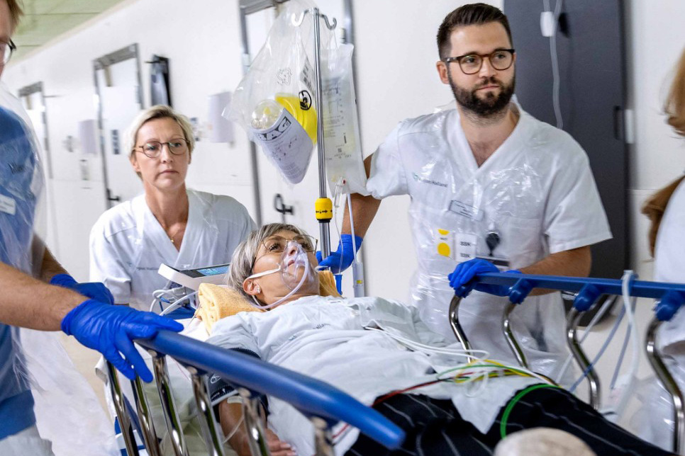 Personer på sjukhus med en sjukhussäng. Bild.