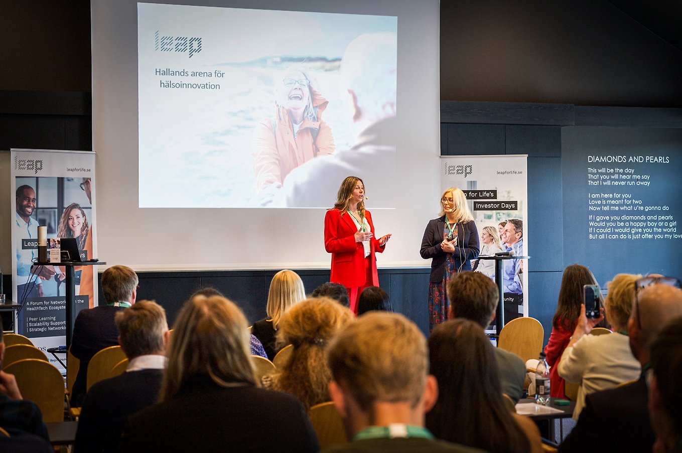 MÄnniskor i ljusa kläder skrattar. Bild. 