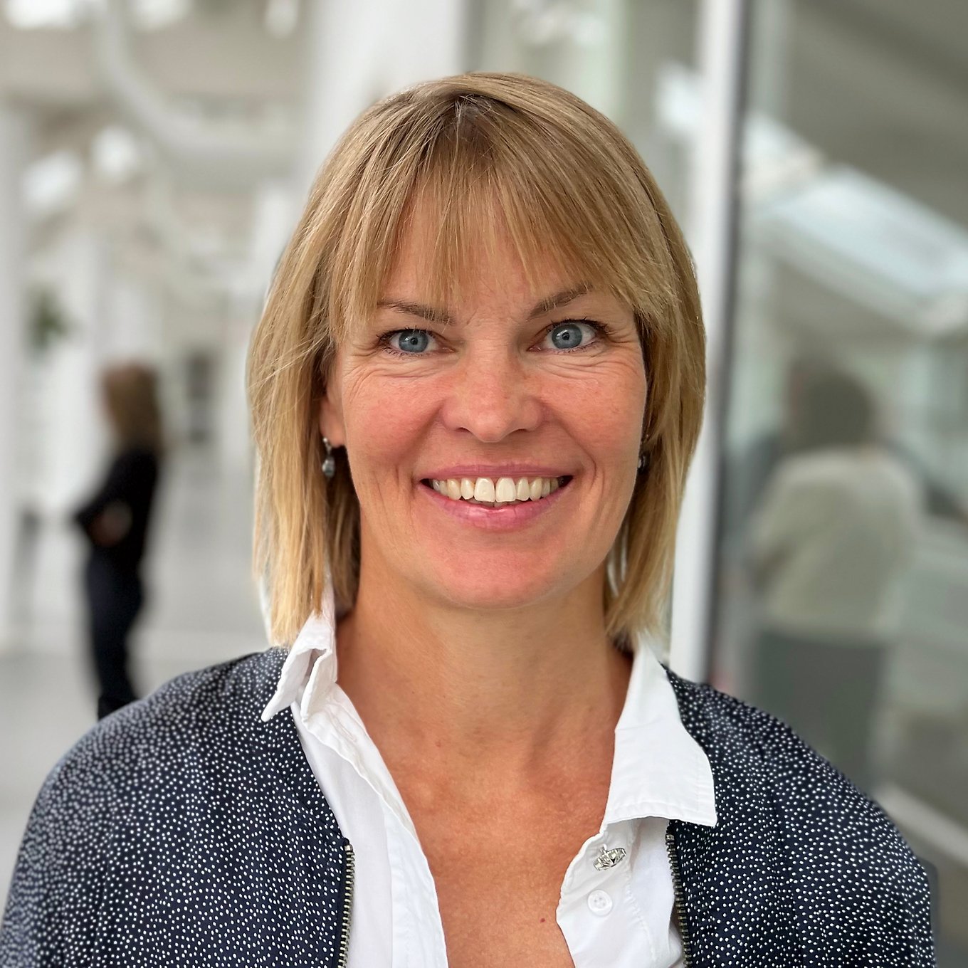 Blond kvinna som tittar in i kameran.